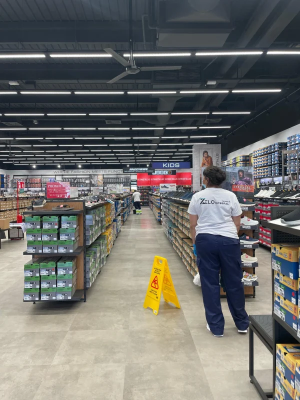 Limpieza profesional del interior de una tienda